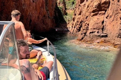 Balade en bateau calanques de l’Estérel – Départ d’Agay à Saint-Raphaël - Bonjour Fun