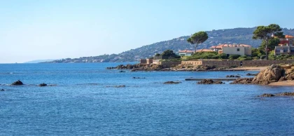 Balade le long de la Corniche en vélo électrique : Explorez les côtes du Var - Bonjour Fun
