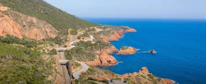 Balade le long de la Corniche en vélo électrique : Explorez les côtes du Var - Bonjour Fun