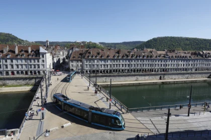 BESANÇON VUE DU TRAM - Bonjour Fun