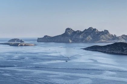 Catamaran à voile dans les Calanques (départ Mucem) - Bonjour Fun