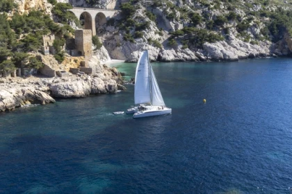 Catamaran à voile devant Marseille (départ l'Estaque) - Bonjour Fun
