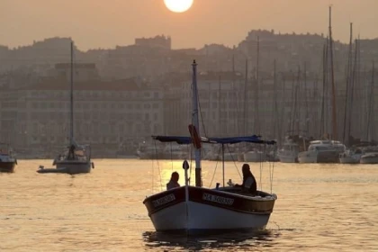 Circuit patrimoine historique 2h à bord d'une barquette marseillaise - Bonjour Fun