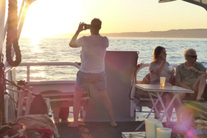 Coucher de soleil en bateau aux îles du Frioul - bateau privatisé - Bonjour Fun