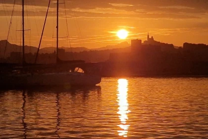 Coucher de soleil en bateau aux îles du Frioul - bateau privatisé - Bonjour Fun