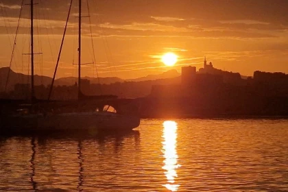 Coucher de soleil en mer face à Marseille :   billetterie ou privatisation 2h - Bonjour Fun