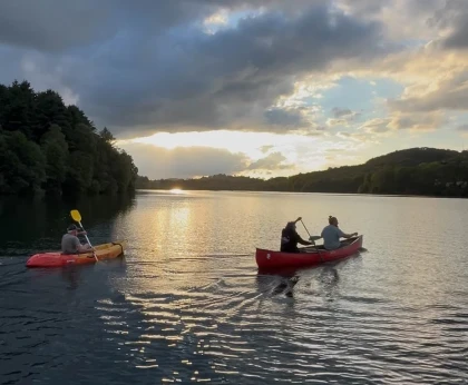 Coucher de Soleil sur l'eau au Lac de Lourdes - Bonjour Fun