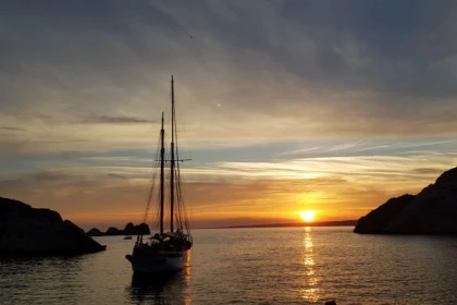 Croisière à la voile sur les îles du Frioul au soleil couchant - Bonjour Fun