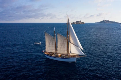 Croisière à la voile sur les îles du Frioul au soleil couchant - Bonjour Fun