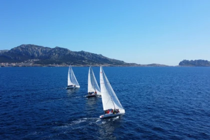 Découverte à la voile dans les calanques du Frioul - 4H- - Bonjour Fun