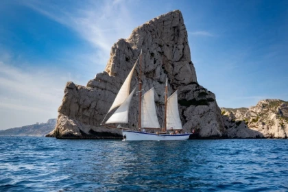 Demi-journée & baignade à la voile dans les Calanques du Frioul - Bonjour Fun