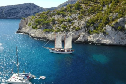 Demi-journée & baignade à la voile dans les Calanques du Frioul - Bonjour Fun