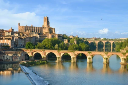 Excursion en bus : Albi et Cordes sur Ciel avec audio-guides - Bonjour Fun
