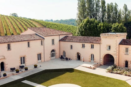 Exploration aérienne en avion du CHATEAU MALROME avec Commentaires immersifs - Bonjour Fun