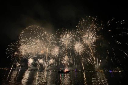 Feu d'artifice en mer à Cannes - Bonjour Fun