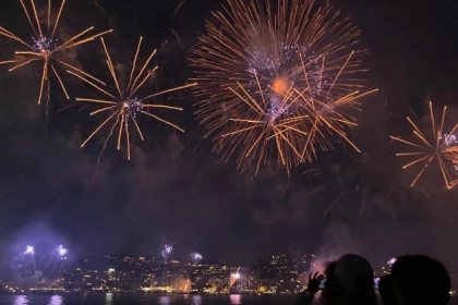Feu d'artifice en mer à Cannes - Bonjour Fun
