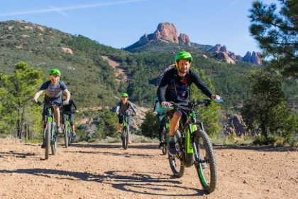 Journée sortie encadrée en VTT électrique et en Paddle ou kayak dans l'Estérel - Bonjour Fun
