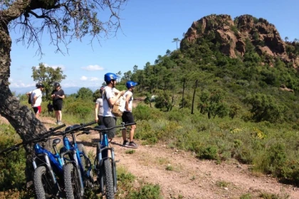 Journée sortie encadrée en VTT électrique et en Paddle ou kayak dans l'Estérel - Bonjour Fun
