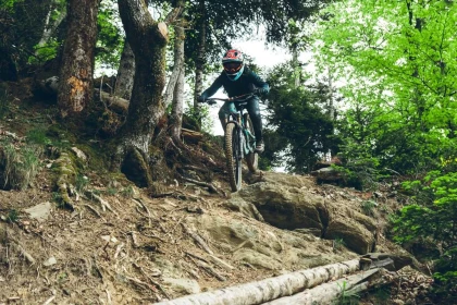 Journée VTTAE Enduro avec moniteur dans la Zona Zero, Ainsa - Bonjour Fun