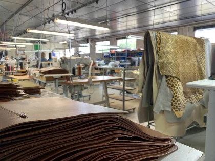 L'atelier des créateurs : manufacture et sourcing cuir - Bonjour Fun