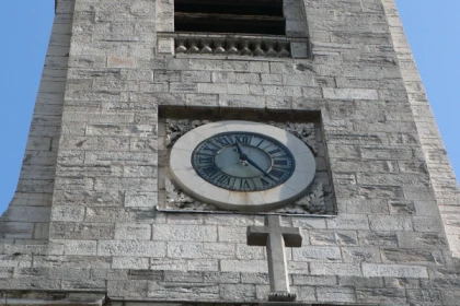 L’ÉGLISE SAINT-PIERRE ET SA PLACE - Bonjour Fun