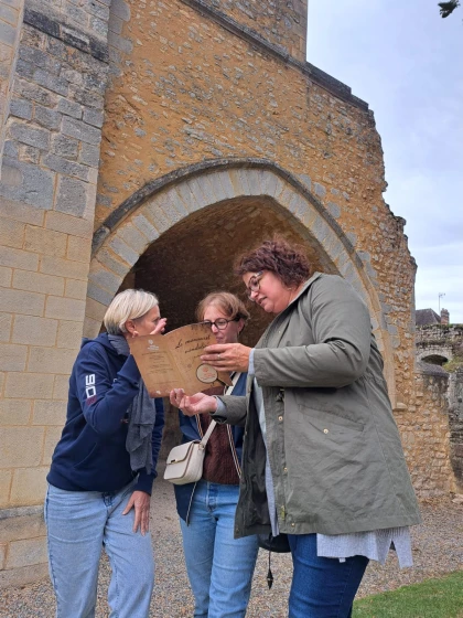 Le manuscrit vandalisé de Léonard — un mystère à résoudre au cœur de Senlis ! - Bonjour Fun