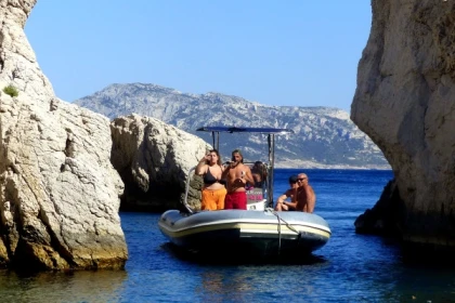 Les calanques de Marseille à bord d'un bateau privatisé - Bonjour Fun