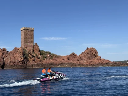 Randonnée en jet-ski 2h30 : De Fréjus à Cannes par les calanques de l’Estérel - Bonjour Fun