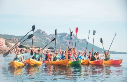 Randonnée guidée en kayak dans les Calanques de l'Estérel au départ d'Anthéor - Bonjour Fun