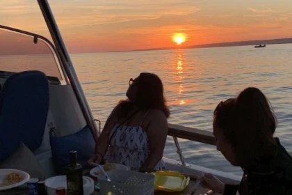 Soirée au soleil couchant Calanques du Frioul - La Criée - Bonjour Fun