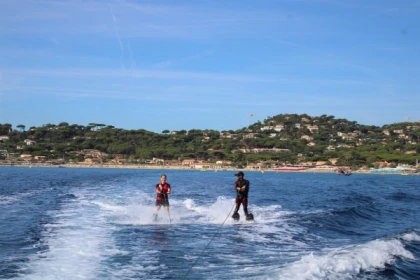 Tour de ski nautique ou wakeboard en mer - Bonjour Fun