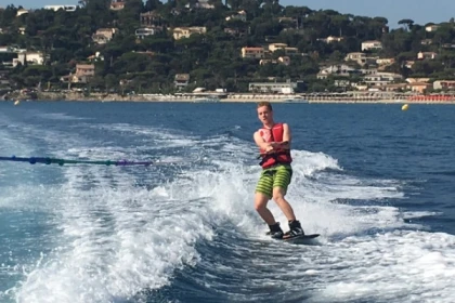 Tour de ski nautique ou wakeboard en mer - Bonjour Fun
