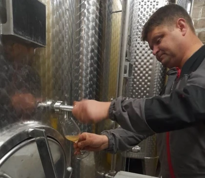 VIGNERON D'UN JOUR - Travail printanier - Bonjour Fun