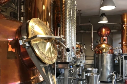 Visite guidée de la distillerie Nusbaumer à Steige - Bonjour Fun