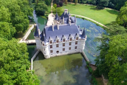 Visite guidée en avion du CHATEAU DE AZAY-LE-RIDEAU avec Commentaires culturels - Bonjour Fun
