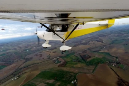 Vol touristique en avion au-dessus du VILLAGE DE LARRESSINGLE avec Audioguide culturel - Bonjour Fun