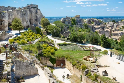 Excursion Baux de Provence - Visite du Village, Carrières de Lumières et Vignoble - Bonjour Fun