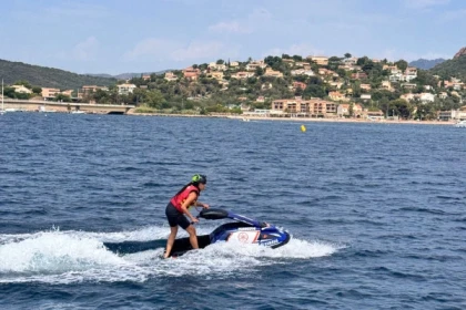 Insolite: Jet Ski à Bras à Agay - Saint-Raphaël - Bonjour Fun