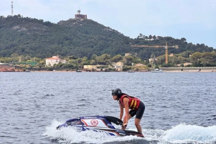 Insolite: Jet Ski à Bras à Agay - Saint-Raphaël - Bonjour Fun