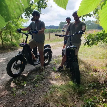 Nouveau au départ du château Haut Nouchet, offrez-vous une balade en trottinette  dans les vignobles, suivie d'une dégustation de 5 vins (2h00), avec options dégustation gourmande possible - Bonjour Fun