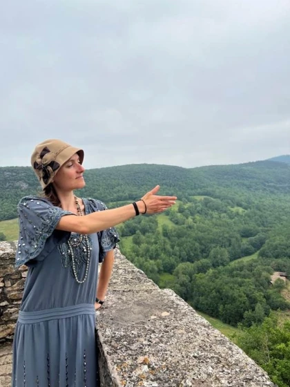 Visite guidée de Puycelsi : la promenade de mademoiselle Augustine - Bonjour Fun