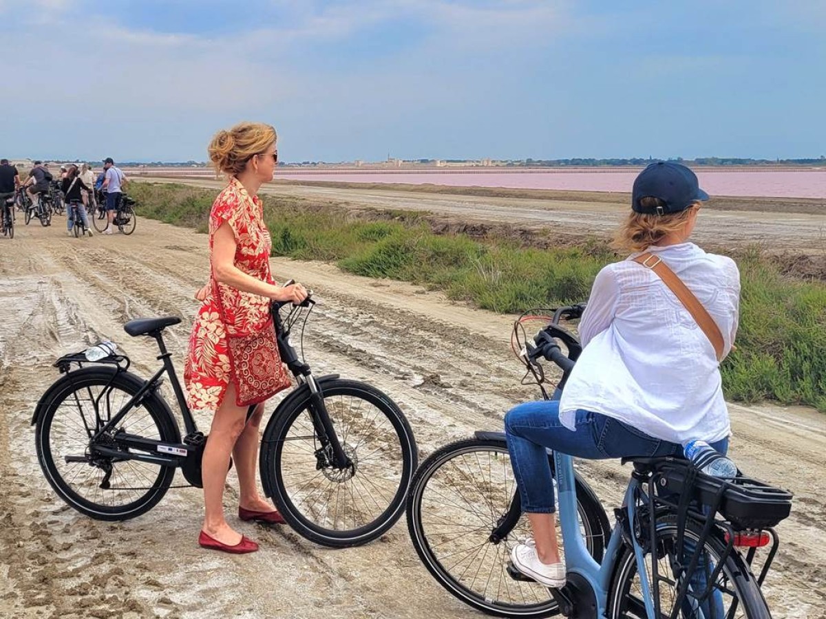 Balade en liberté en vélo électrique au coeur des SALINS d'Aigues-Mortes - Bonjour Fun