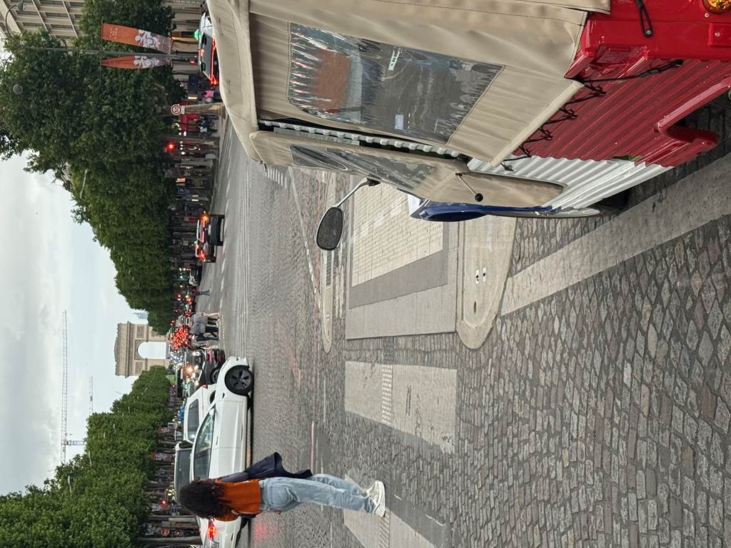 Balade en Méhari électrique vintage à Paris - Bonjour Fun