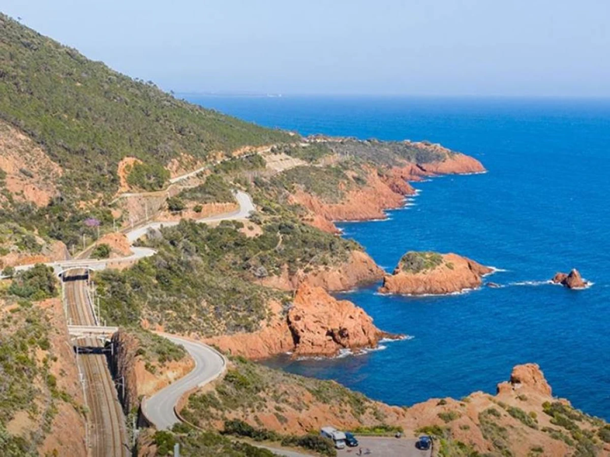 Balade le long de la Corniche en vélo électrique : Explorez les côtes du Var - Bonjour Fun