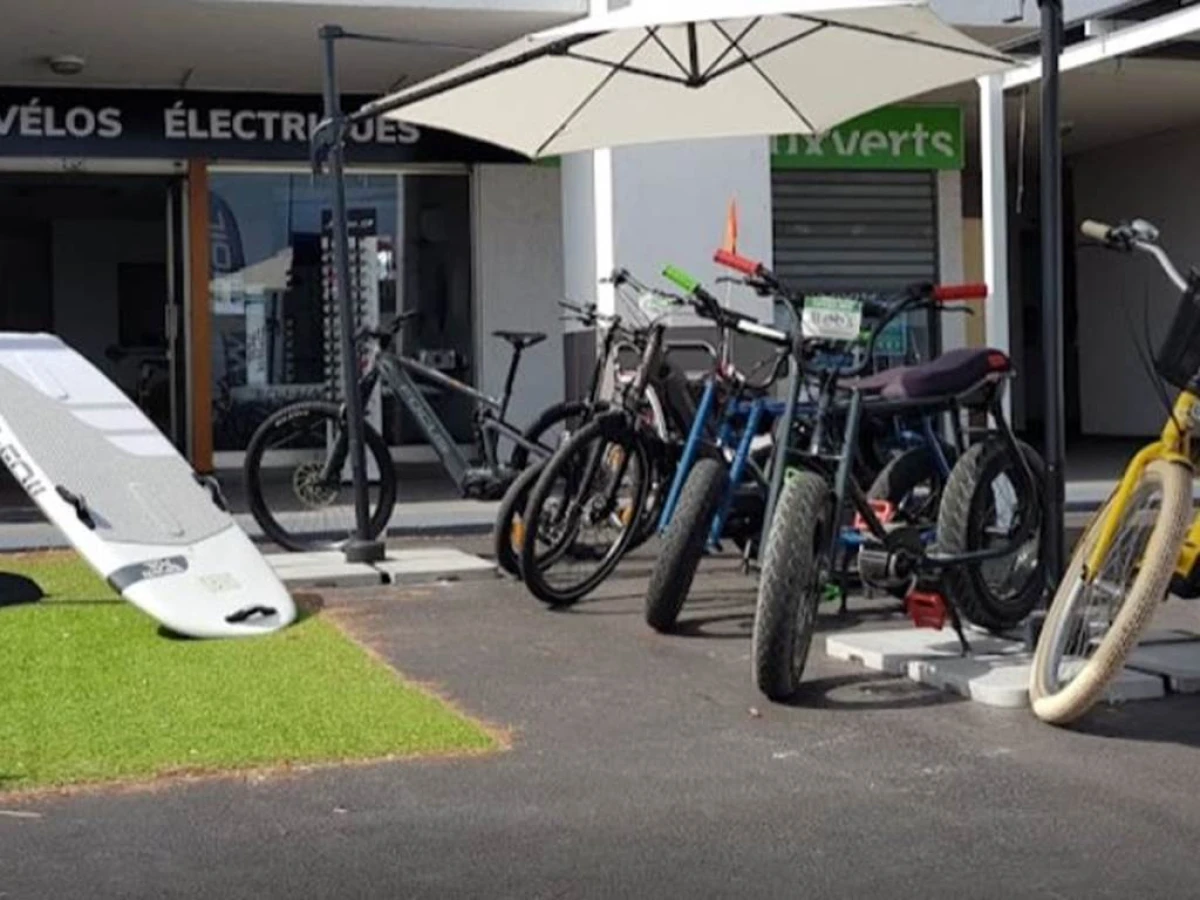 Balade le long de la Corniche en vélo électrique : Explorez les côtes du Var - Bonjour Fun