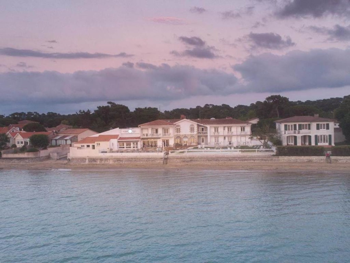 Beach Hotel - Le Grand Chalet - Bonjour Fun