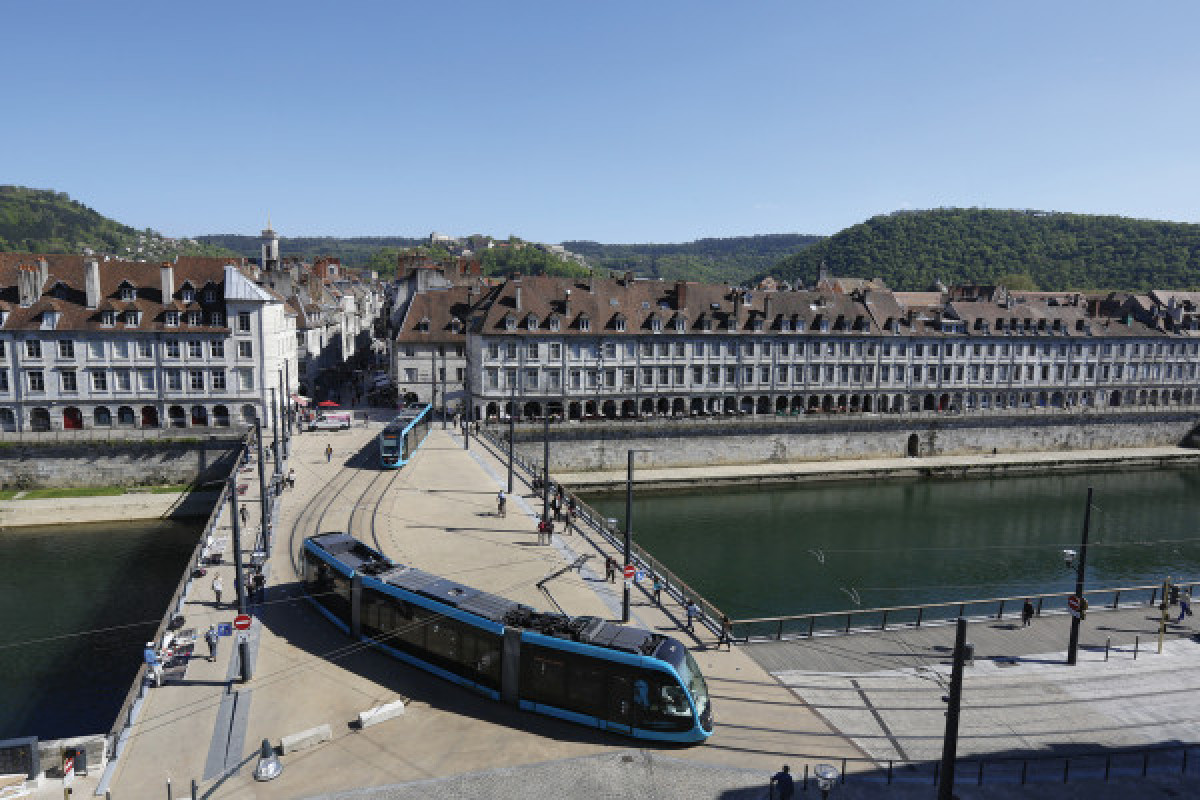 BESANÇON VUE DU TRAM - Bonjour Fun