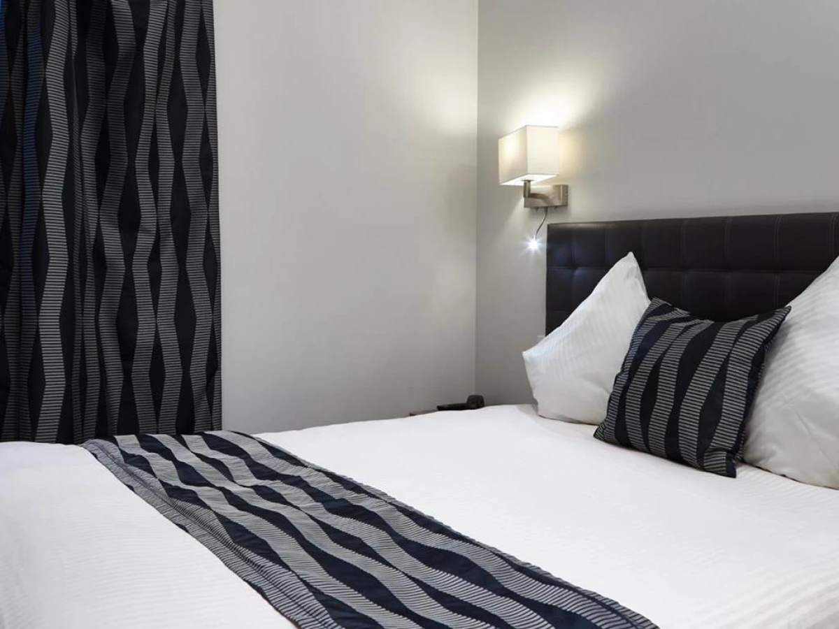 Best Western Le Cheval Blanc -Vue sur le port-plei - Bonjour Fun