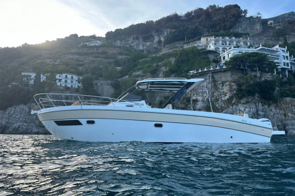 Boat Tour Amalfi Coast Saver 10.30 (max 11 guests) - Bonjour Fun