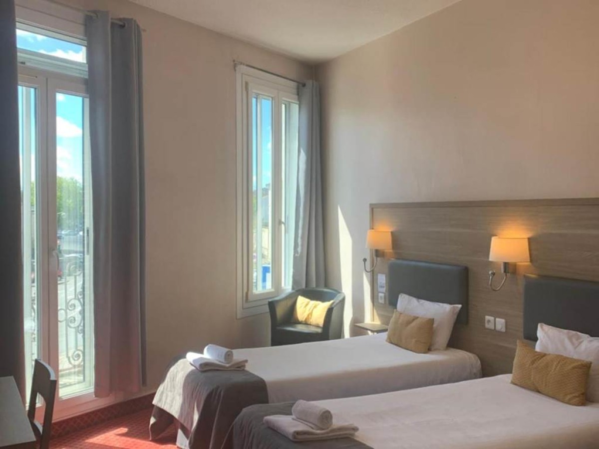 Brit Hotel Bleu Nuit - Bonjour Fun